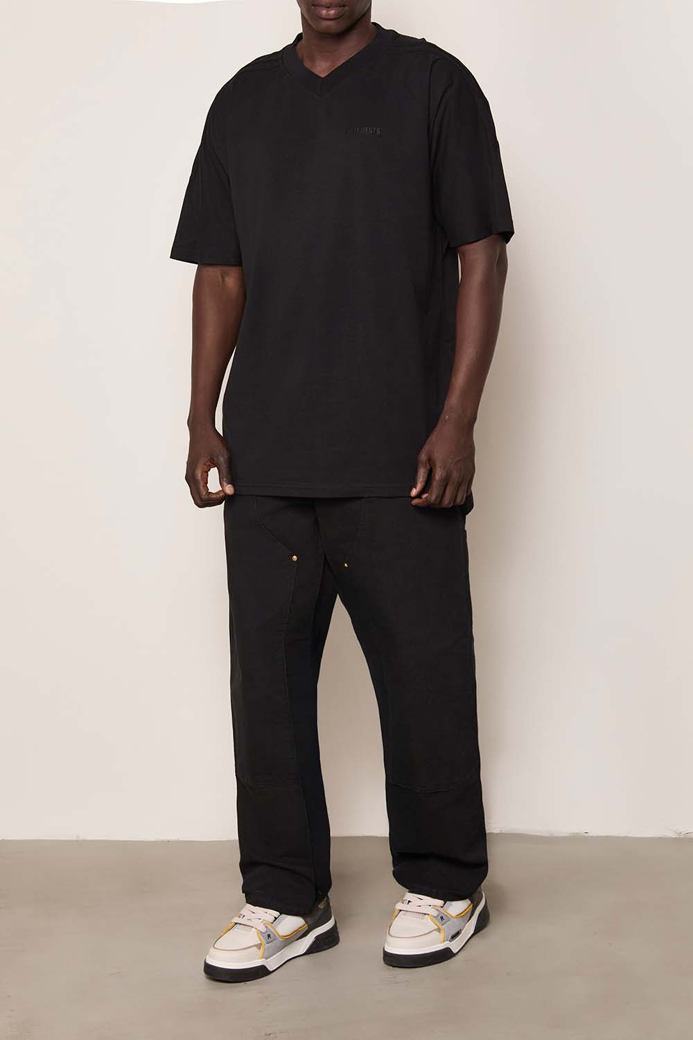 תמונת כל הלוק של חולצת טי